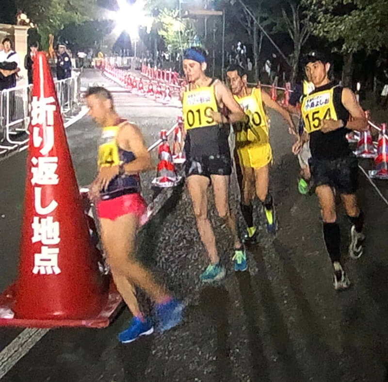 オールスター感謝祭の赤坂五丁目ミニマラソンのバカでかい赤い折り返しのポール